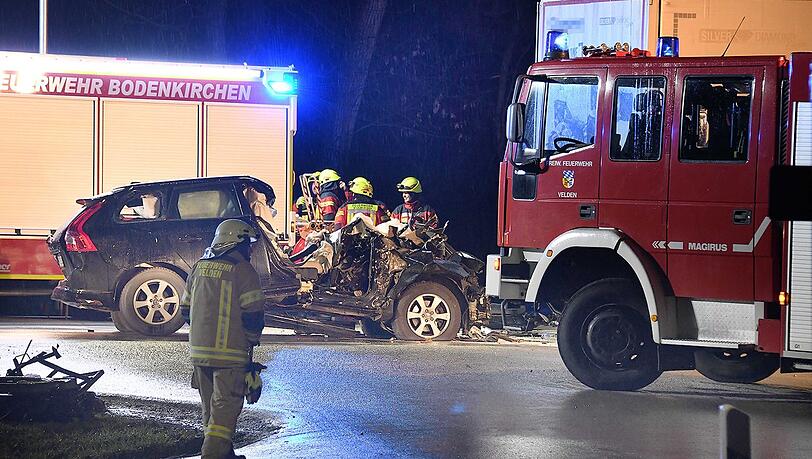 Ein 71-Jähriger ist in der Nacht auf Mittwoch mit seinem Volvo ungebremst in das Heck eines Sattelzuges gerast - er hatte keine Überlebenschance.