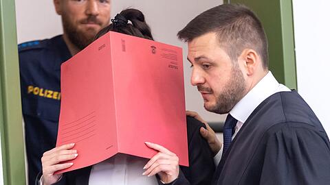 Beim Auftakt: Jennifer W. und Anwalt Ali Aydin vor dem Oberlandesgericht München.
