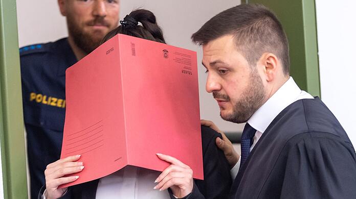 Beim Auftakt: Jennifer W. und Anwalt Ali Aydin vor dem Oberlandesgericht München.