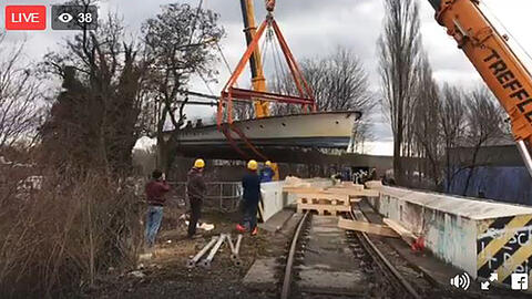 Hinauf geht's: Um 11 Uhr hängt die MS Utting in den Kranseilen und wird auf die Brücke gehievt.