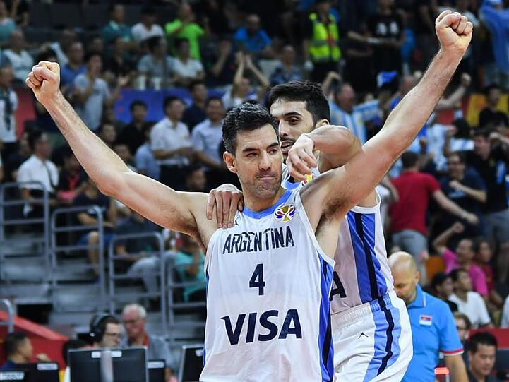 Luis Scola (v.) lässt nach dem Sieg gegen Serbien von Facundo Campazzo feiern.