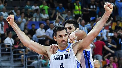 Luis Scola (v.) lässt nach dem Sieg gegen Serbien von Facundo Campazzo feiern.