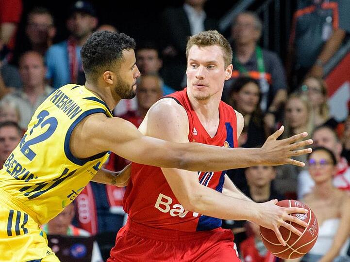 Münchens Leon Radosevic (r.) im Zweikampf gegen Johannes Thiemann von Alba Berlin. Foto: Matthias Balk/dpa/Archivbild