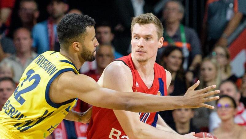 Münchens Leon Radosevic (r.) im Zweikampf gegen Johannes Thiemann von Alba Berlin. Foto: Matthias Balk/dpa/Archivbild Münchens Leon Radosevic (r.) im Zweikampf gegen Johannes Thiemann von Alba Berlin. Foto: Matthias Balk/dpa/Archivbild