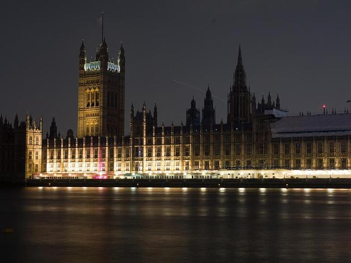 Noch strahlt der Westminsterpalast in vollem Glanze.