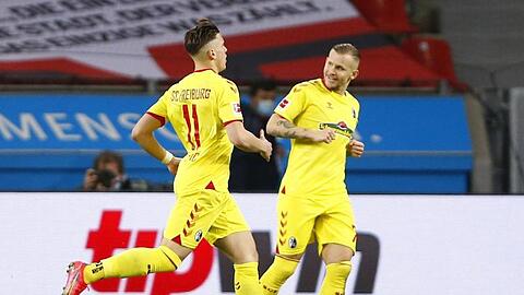 Der Franzose Jonathan Schmid (r) vom SC Freiburg steht vor seinem 273. Bundesliga-Spiel und damit vor einer ganz besonderen Marke.