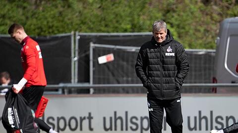 Wird erstmals wieder auf der Trainerbank sitzen: Friedhelm Funkel (M) leitet das Training des 1. FC Köln.