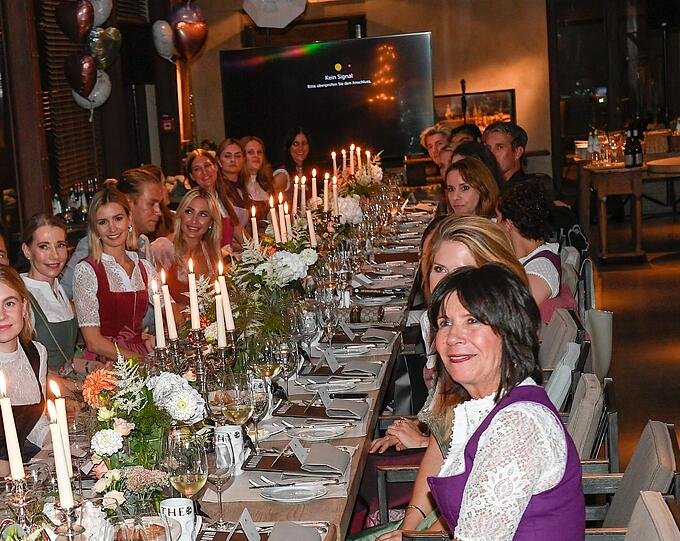 An der langen Dinner-Tafel nahmen 30 geladene Gäste Platz