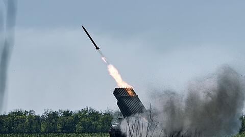 Mit einem Mehrfachraketenwerfer werden russische Stellungen an der Frontlinie in der Nähe von Bachmut attackiert.