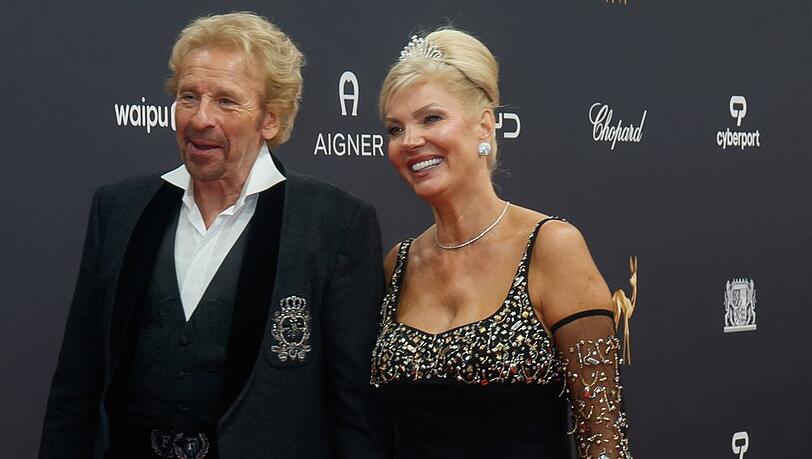 Thomas Gottschalk mit seiner Lebensgefährtin Karina Mroß auf dem roten Teppich.