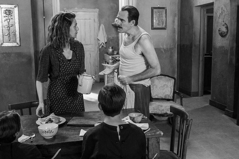 Paola Cortellesi (Delia) mit Valerio Mastandrea (als ihr Mann Ivo) in "Morgen ist auch noch ein Tag".
