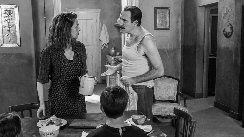 Paola Cortellesi (Delia) mit Valerio Mastandrea (als ihr Mann Ivo) in "Morgen ist auch noch ein Tag". Paola Cortellesi (Delia) mit Valerio Mastandrea (als ihr Mann Ivo) in "Morgen ist auch noch ein Tag".