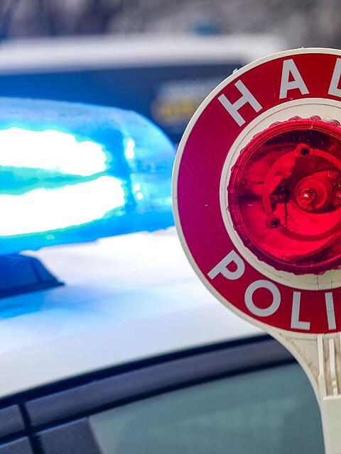 Der Jugendliche ignorierte die Anhaltesignale der Polizisten und fuhr auf seinem E-Scooter weiter. (Symbolbild)