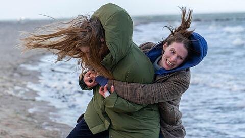 "Die Toten am Meer - Tod an der Klippe": Kommissarin Ria Larsen (Marlene Tanczik, r.) &uuml;berw&auml;ltigt Marina Johansson (Sina Martens).