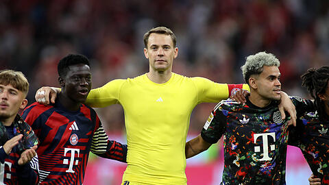 Bayern-Torwart Manuel Neuer feiert nach dem 7:0 gegen Union Berlin mit seinen Mitspielern &ndash; in seiner wohl letzten Saison beim Rekordmeister gl&auml;nzt er erneut mit starker Leistung und Risiko-Gr&auml;tsche.