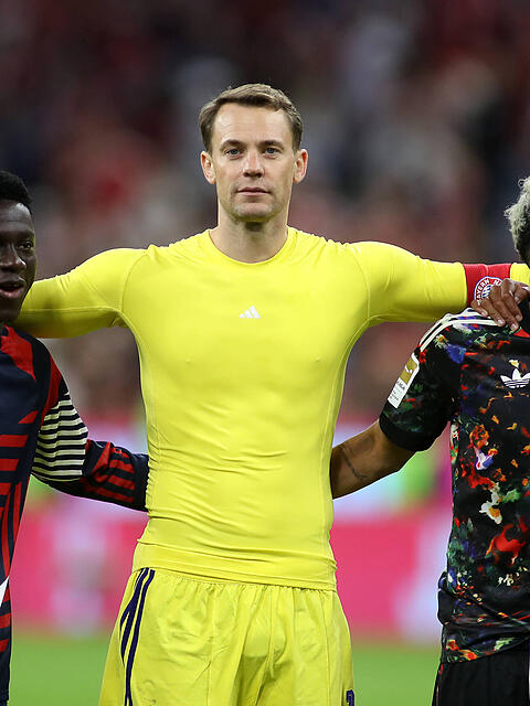 Bayern-Torwart Manuel Neuer feiert nach dem 7:0 gegen Union Berlin mit seinen Mitspielern &ndash; in seiner wohl letzten Saison beim Rekordmeister gl&auml;nzt er erneut mit starker Leistung und Risiko-Gr&auml;tsche.