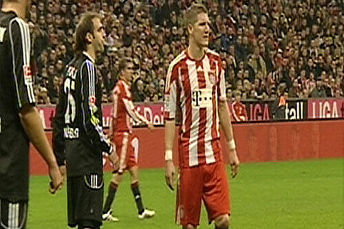 Diese Szene brachte Javier Pinola vier Spiele Sperre ein.