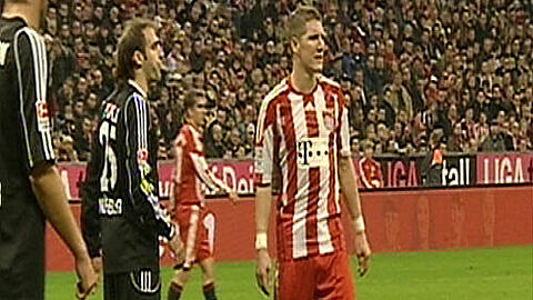 Diese Szene brachte Javier Pinola vier Spiele Sperre ein.