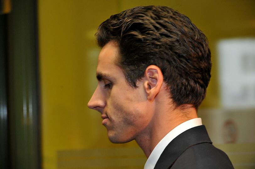 Entschuldigt sich am ersten Prozesstag in München bei Eric Lux: Formel-1-Fahrer Adrian Sutil. Im April 2011 hatte er dem Rennstall-Besitzer von Lotus/Renault in einer Disco in Schanghai mit einem Champagner-Glas am Hals verletzt.