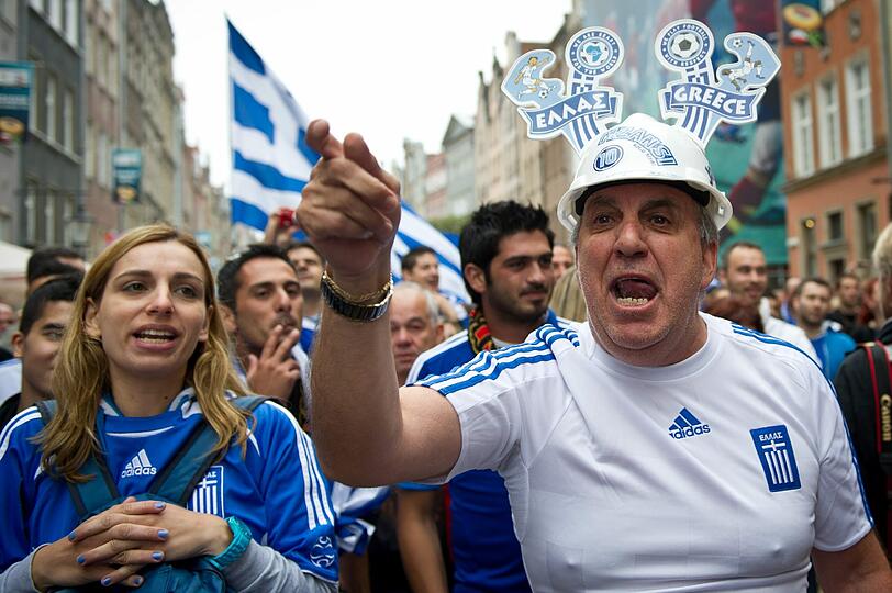 Hier kommen die Fans: Deutsche und griechische Anhänger feiern in Danzig.