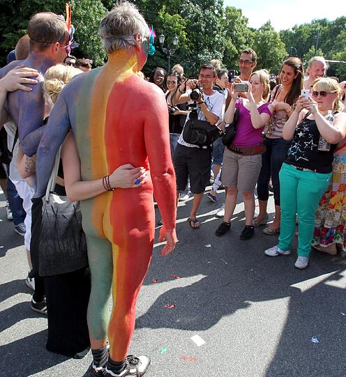 Christopher Street Day in Berlin: Die Bilder von der buntesten Parade der Stadt zum Durchklicken.