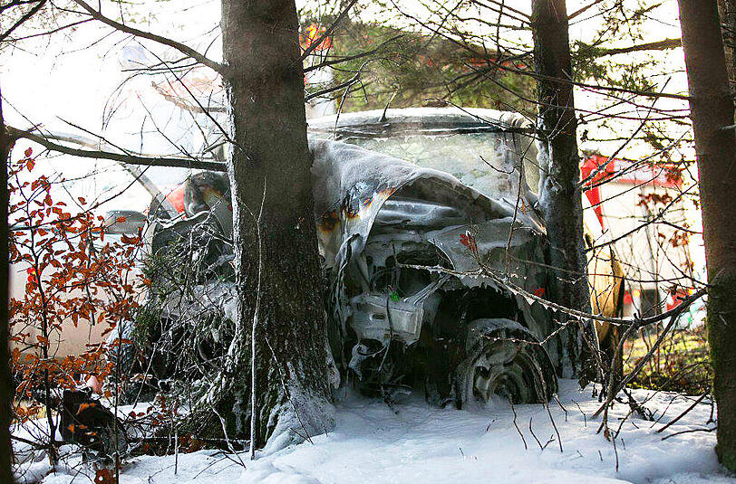 Der Wagen der 28-Jährigen ging in Flammen auf und musste von der Feuerwehr gelöscht werden.