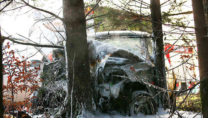 Der Wagen der 28-Jährigen ging in Flammen auf und musste von der Feuerwehr gelöscht werden. Der Wagen der 28-Jährigen ging in Flammen auf und musste von der Feuerwehr gelöscht werden.