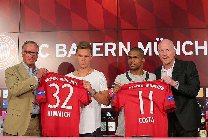 Bei der Vorstellung von Douglas Costa und Joshua Kimmich ist Bastian Schweinsteiger das vorherrschende Thema. Neuzugang Kimmich liefert ungewollt exklusive Infos.