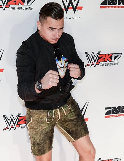 Andreas Gabalier vor dem WWE-Kampf auf dem roten Teppich.