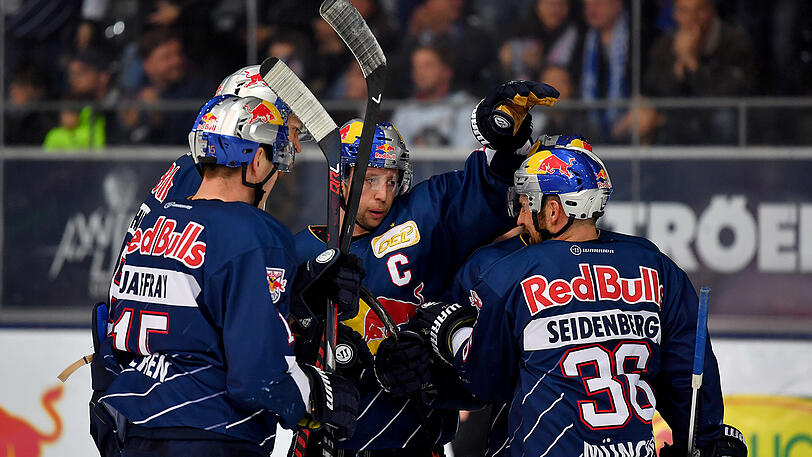 Der EHC feiert Torschütze Seidenberg (r.), der vor der Partie für sein 800. DEL-Spiel ein Trikot von Manager Winkler erhalten hat.