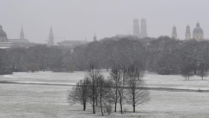 Die Staatskanzlei (l), die Frauenkirche (M) und die Theatienerkirche (r) sind vom Monopteros aus mit dem Englischen Garten bei Schnee zu sehen. Die Staatskanzlei (l), die Frauenkirche (M) und die Theatienerkirche (r) sind vom Monopteros aus mit dem Englischen Garten bei Schnee zu sehen.