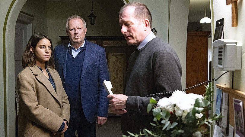 Mila Sahin (Almila Bagriacik), Borowski (Axel Milberg) mit Pastor Flemming (Martin Lindow) im "Tatort: Borowski und das Haus am Meer"