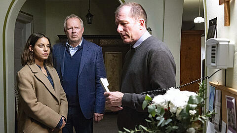 Mila Sahin (Almila Bagriacik), Borowski (Axel Milberg) mit Pastor Flemming (Martin Lindow) im "Tatort: Borowski und das Haus am Meer"