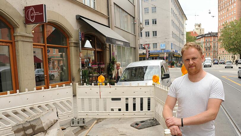 Blumenhändler Thorsten Roth vor seinem Laden in der Fraunhoferstraße. Bis Ende Juni plagte ihn, wie hier im Foto festgehalten, die Baustelle. Blumenhändler Thorsten Roth vor seinem Laden in der Fraunhoferstraße. Bis Ende Juni plagte ihn, wie hier im Foto festgehalten, die Baustelle.