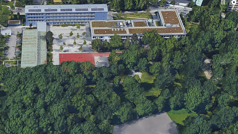 Die Grundschule am Amphionpark, südlich davon die Grünanlage.