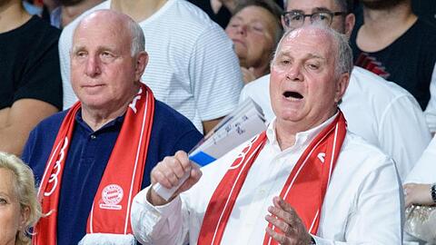Uli Hoeneß (r.) steht neben seinem Bruder Dieter. Foto: Matthias Balk
