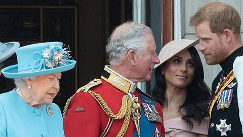Queen Elizabeth II. mit Sohn Prinz Charles sowie Enkel Prinz Harry samt Ehefrau Meghan.
