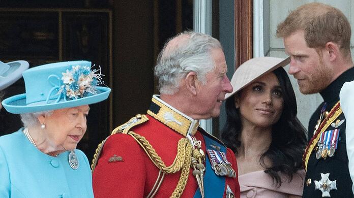 Queen Elizabeth II. mit Sohn Prinz Charles sowie Enkel Prinz Harry samt Ehefrau Meghan.