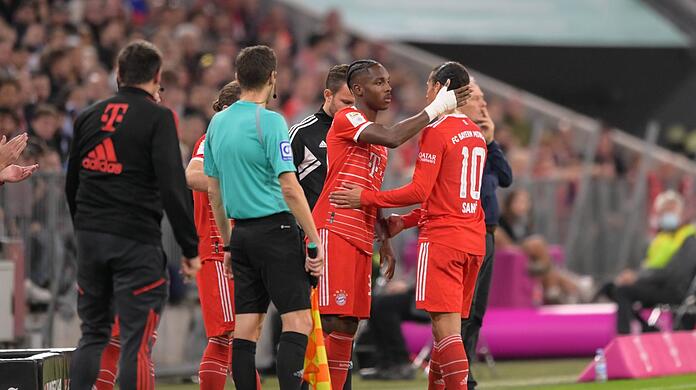 Verletzt raus im Spiel gegen Freiburg: Leroy Sané (r.), der von Mathys Tel abgelöst wird und nun wochenlang ausfällt.