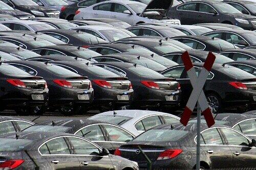 Frisch produzierte Fahrzeuge des neuen Typs Insignia von Opel