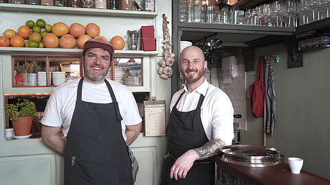 Max Schwarz (l.) und Alex Hahn haben in Sendling ein neues Lokal eröffnet.
