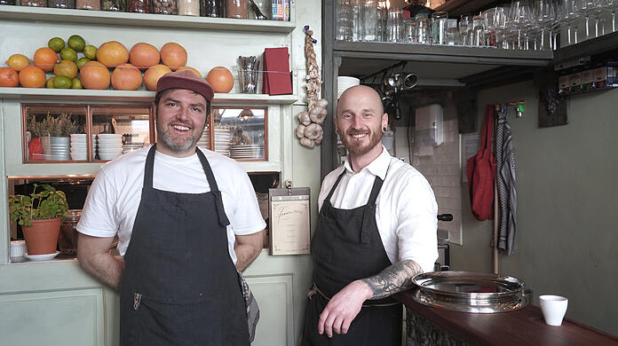 Max Schwarz (l.) und Alex Hahn haben in Sendling ein neues Lokal eröffnet.