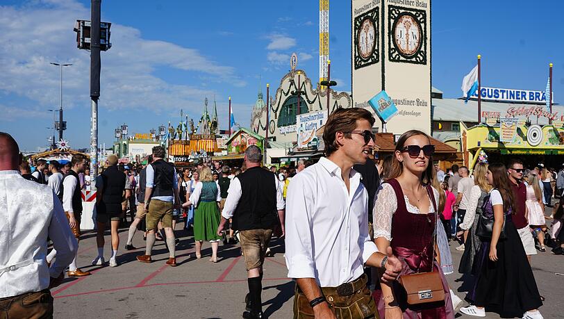 Ein Wiesnwochenende wie aus dem Bilderbuch
– zumindest optisch. Denn vielen Gästen war es am Samstag und Sonntag noch zu heiß. Darüber wird sich ab Montag wohl niemand mehr beschweren.