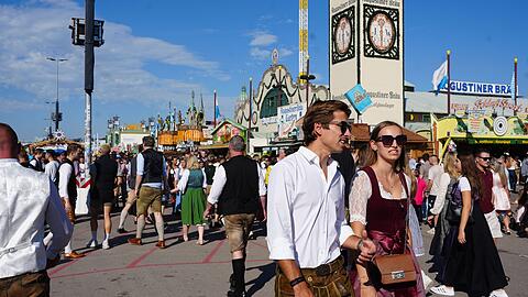 Ein Wiesnwochenende wie aus dem Bilderbuch
– zumindest optisch. Denn vielen Gästen war es am Samstag und Sonntag noch zu heiß. Darüber wird sich ab Montag wohl niemand mehr beschweren. Ein Wiesnwochenende wie aus dem Bilderbuch
– zumindest optisch. Denn vielen Gästen war es am Samstag und Sonntag noch zu heiß. Darüber wird sich ab Montag wohl niemand mehr beschweren.