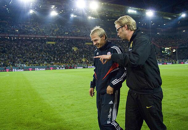 Archivbild vom 23.07.2008: Die beiden neuen Cheftrainer im Gespräch: Bayerns Jürgen Klinsmann (l.) im Gespräch mit Dortmunds Jürgen Klopp. Der war frisch aus Mainz zum BVB gewechselt – wäre es nach Hoeneß gegangen, wäre Klopp hier im Bayern-Outfit zu sehen gewesen. Archivbild vom 23.07.2008: Die beiden neuen Cheftrainer im Gespräch: Bayerns Jürgen Klinsmann (l.) im Gespräch mit Dortmunds Jürgen Klopp. Der war frisch aus Mainz zum BVB gewechselt – wäre es nach Hoeneß gegangen, wäre Klopp hier im Bayern-Outfit zu sehen gewesen.