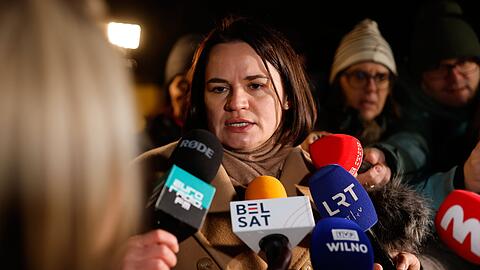 Die belarussische Oppositionsführerin Swetlana Tichanowskaja will die Freilassung auch Hunderter weiterer politischer Gefangener erreichen. Die belarussische Oppositionsführerin Swetlana Tichanowskaja will die Freilassung auch Hunderter weiterer politischer Gefangener erreichen.
