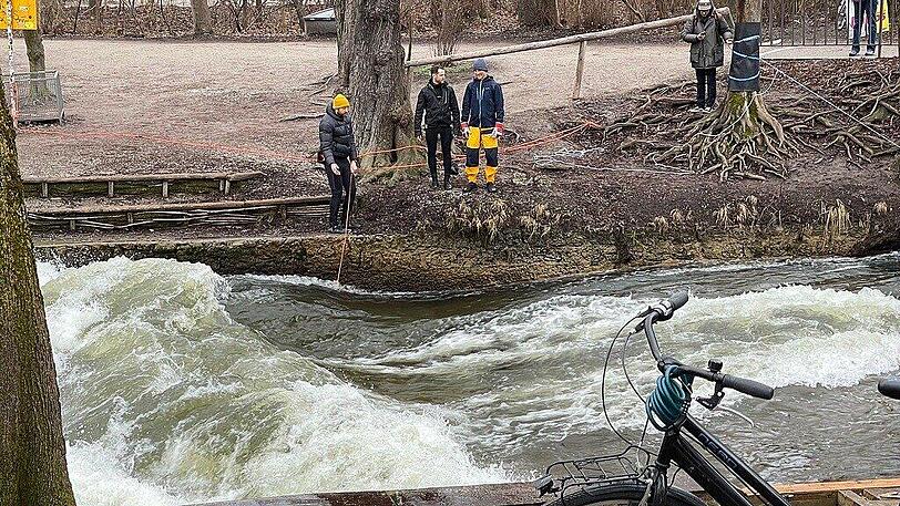 Zuletzt hatte das Team um den Str&ouml;mungsexperten Robert Meier-Staude am 19. Februar einen Vorversuch gemacht. Und mit einem Gitter kurzfristig eine surfbare Welle hergestellt.