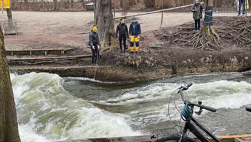 Zuletzt hatte das Team um den Str&ouml;mungsexperten Robert Meier-Staude am 19. Februar einen Vorversuch gemacht. Und mit einem Gitter kurzfristig eine surfbare Welle hergestellt.