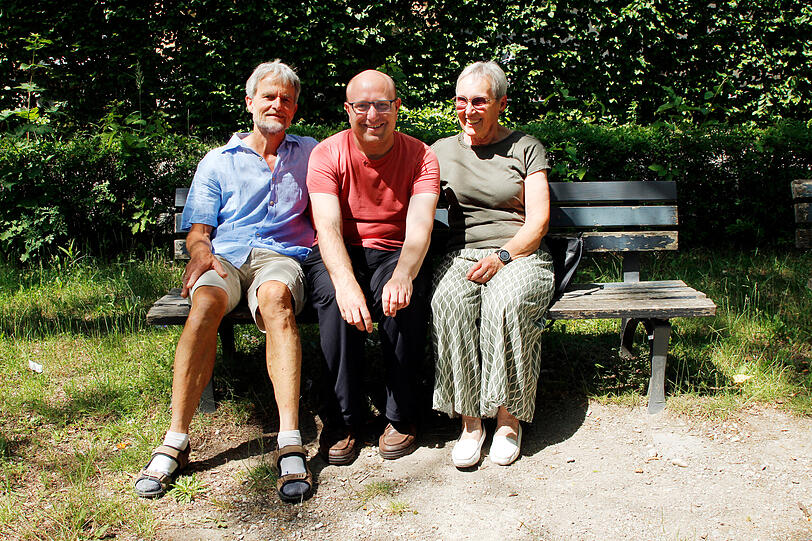 Manfred Kraft (38, Mitte) mit seinen Eltern Peter und Roswitha Kraft. Neun Jahre lebt er schon nicht mehr im Elternhaus und m&ouml;chte auch weiter selbstst&auml;ndig wohnen.
