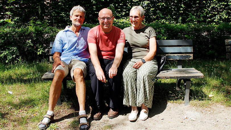 Manfred Kraft (38, Mitte) mit seinen Eltern Peter und Roswitha Kraft. Neun Jahre lebt er schon nicht mehr im Elternhaus und m&ouml;chte auch weiter selbstst&auml;ndig wohnen.
